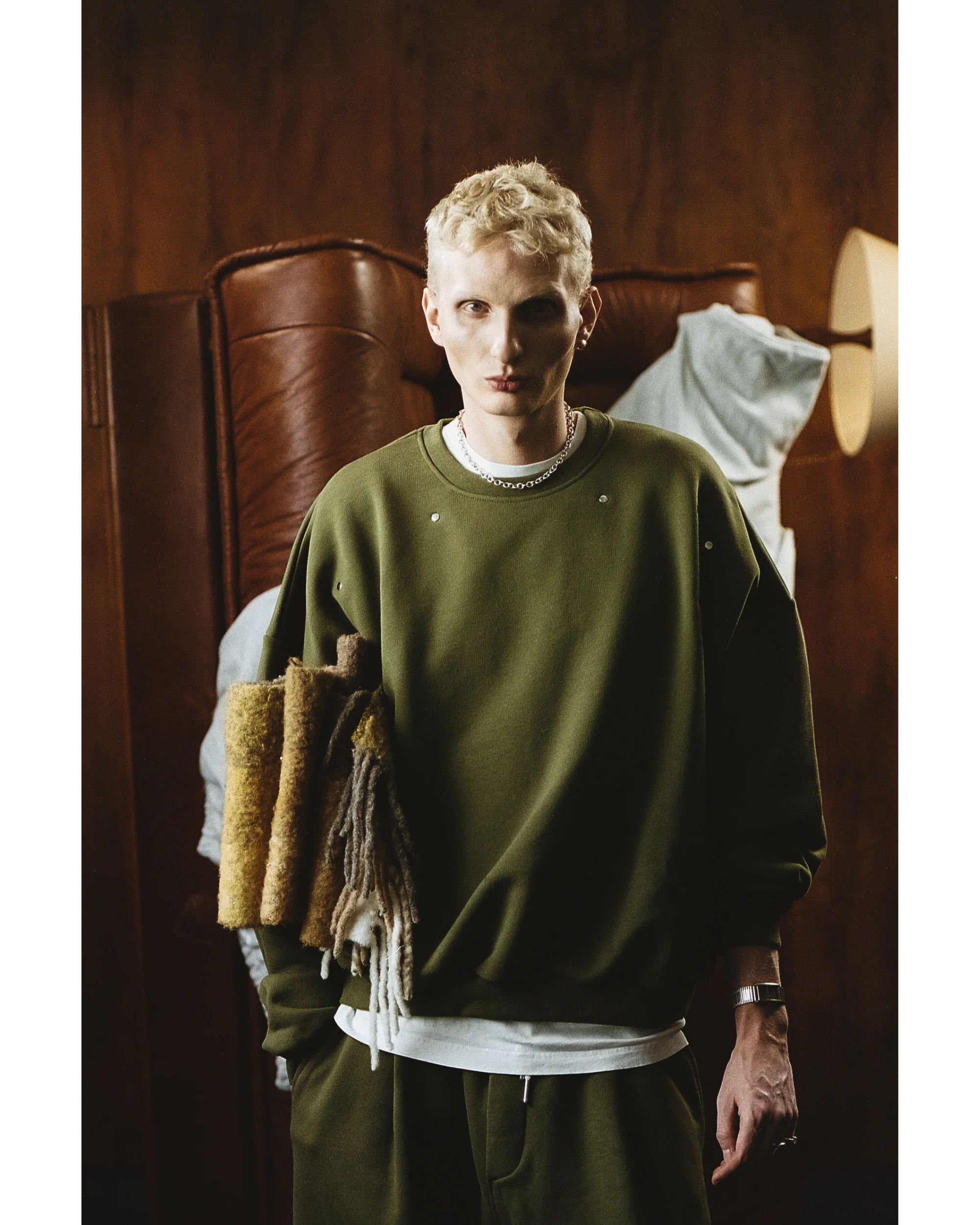 EVERGREEN LOOSE METAL RIVET CREWNECK - Image 4